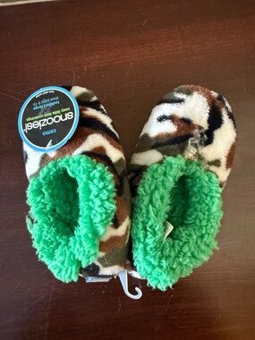 New With Tags, Kids Camo Snoozies Non-Skid Foot Coverings Toddlers Large Shoe Si